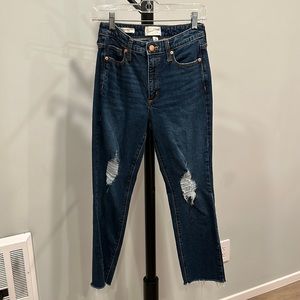 Universal Thread Womens ripped denim jeans straight leg (2/26R)